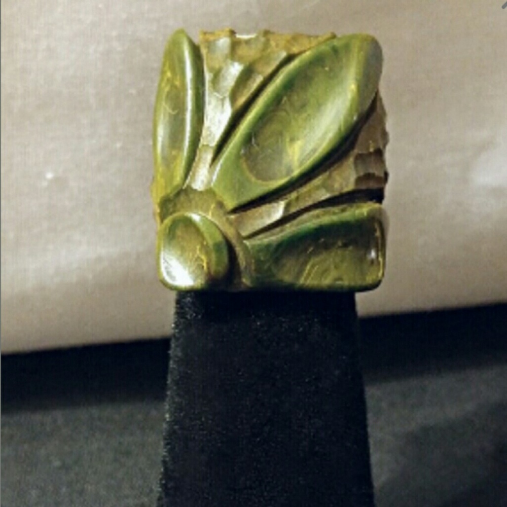Vintage Deeply Carved Olive Bakelite Daisy Ring
